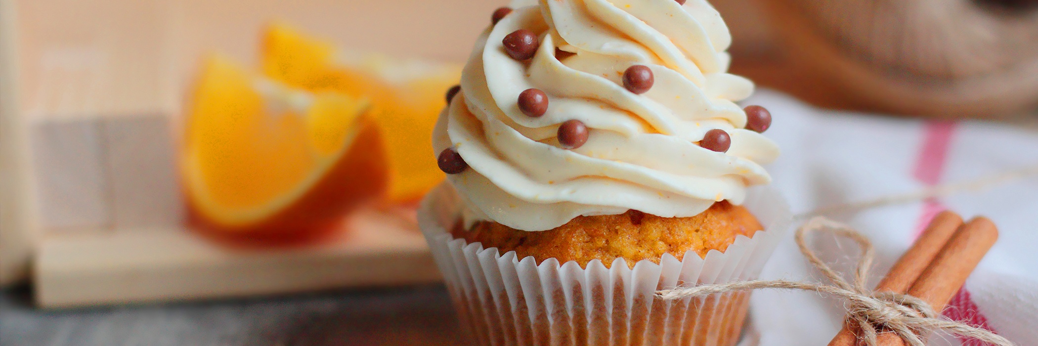 Spennellare code di sirena al cioccolato con glitter alimentari per  decorare cupcakes alla vaniglia.